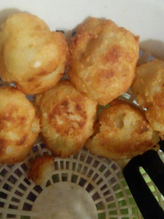 Una foto de Torreznos de papas con ensalada de conejo