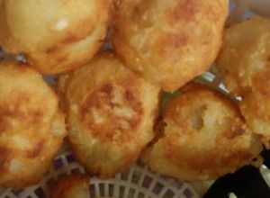 Una foto de Torreznos de papas con ensalada de conejo