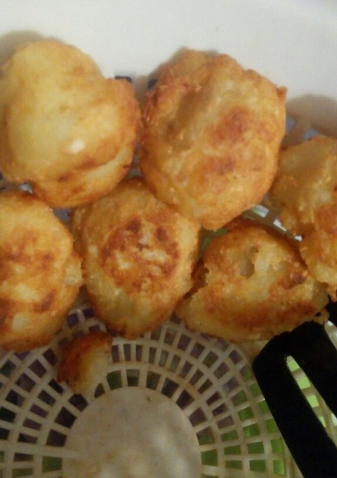 Una foto de Torreznos de papas con ensalada de conejo