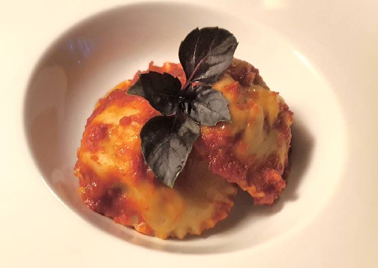 Step-by-Step Guide to Prepare Favorite Ravioli di recupero al sugo semplice 🍅