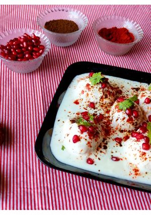 દહીં વડા (Dahi Vada Recipe In Gujarati) રેસીપી મુખ્ય ફોટો