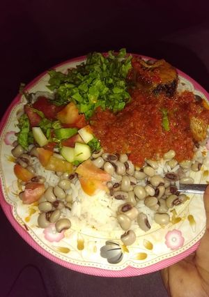 A picture of Shinkafa da wake with salad and stew.