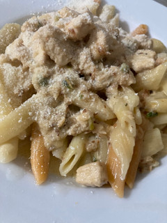 Una foto de Salsa crema de pollo con fideos 🍜