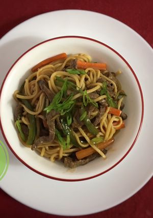 Una foto de Lo Mein con Carne y Vegetales