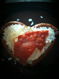 Una foto de Arroz a la cubana con salchichas en forma de corazon
