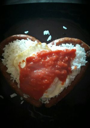Una foto de Arroz a la cubana con salchichas en forma de corazon