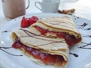 Una foto de crepas dulces con mermelada