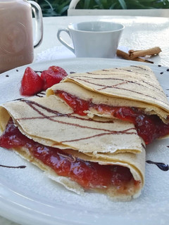 Una foto de Crepas dulces de mermelada con queso crema👌🏼🤩