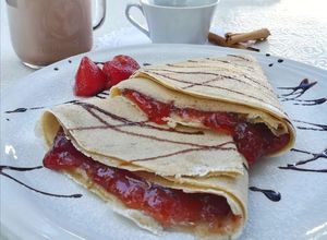 Una foto de Crepas dulces de mermelada con queso crema👌🏼🤩