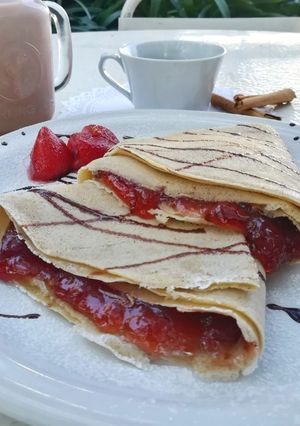 Una foto de Crepas dulces de mermelada con queso crema👌🏼🤩