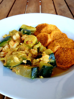 Una foto de Curry de calabacín y langostinos