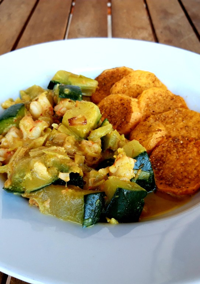 Una foto de Curry de calabacín y langostinos