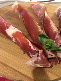 Una foto de Rollitos de jamón serrano rellenos de queso de cabra