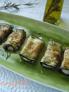Una foto de Berenjenas con queso de cabra y aceite de romero