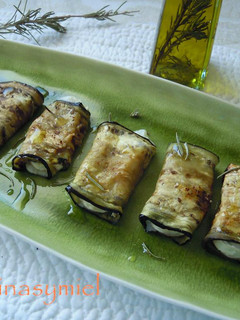 Una foto de Berenjenas con queso de cabra y aceite de romero