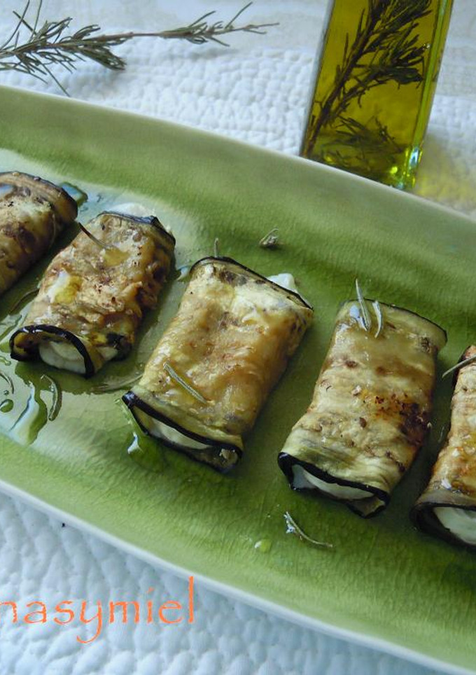 Una foto de Berenjenas con queso de cabra y aceite de romero