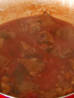 Foto de Borrego Guisado com Molho de Tomate e Manjericão