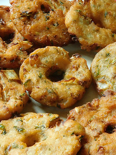 உருளைக்கிழங்கு வடை (Urulaikilanku vadai recipe in tamil) செய்முறை முக்கிய புகைப்படம்