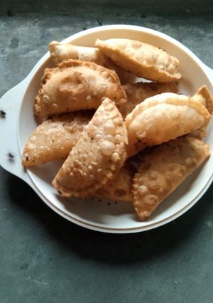 गुजिया (Gujiya recipe in Hindi) रेसिपी मुख्य फोटो