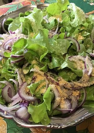 Une photo de Salade feuille de chêne à l'oignon rouge, mimolette vieille et persil