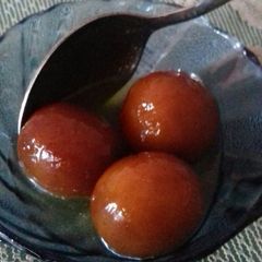 A picture of Gulab jamun.