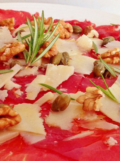 Una foto de Carpaccio de vitello (ternera)