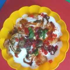 A picture of Dahi bhalle.