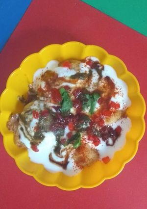 A picture of Dahi bhalle.