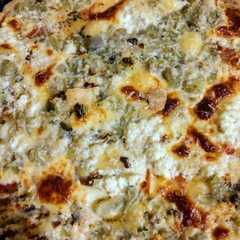 Una foto de Sabrosísima 🍕 pizza casera con pasta de berenjena