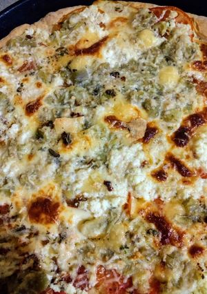 Una foto de Sabrosísima 🍕 pizza casera con pasta de berenjena