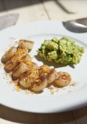 A picture of Caramelized banana with avocado cream.