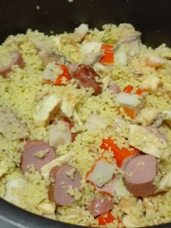 Una foto de Couscous al curry con salchichas