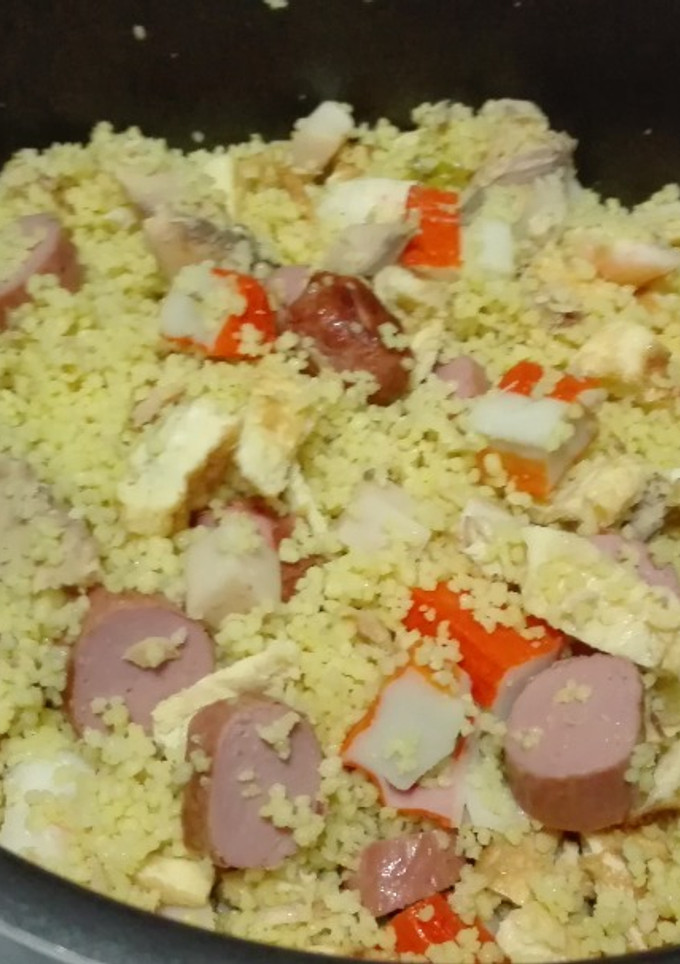 Una foto de Couscous al curry con salchichas