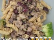 Una foto di fusilli con salsiccia