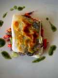 Bacalao gratinado con verduritas salteadas y mojo de cilantro