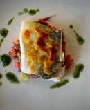 Bacalao gratinado con verduritas salteadas y mojo de cilantro