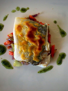 Una foto de Bacalao gratinado con verduritas salteadas y mojo de cilantro