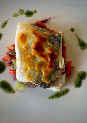 Una foto de Bacalao gratinado con verduritas salteadas y mojo de cilantro