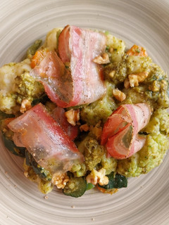 Una foto de Verduras al pesto con panceta curada