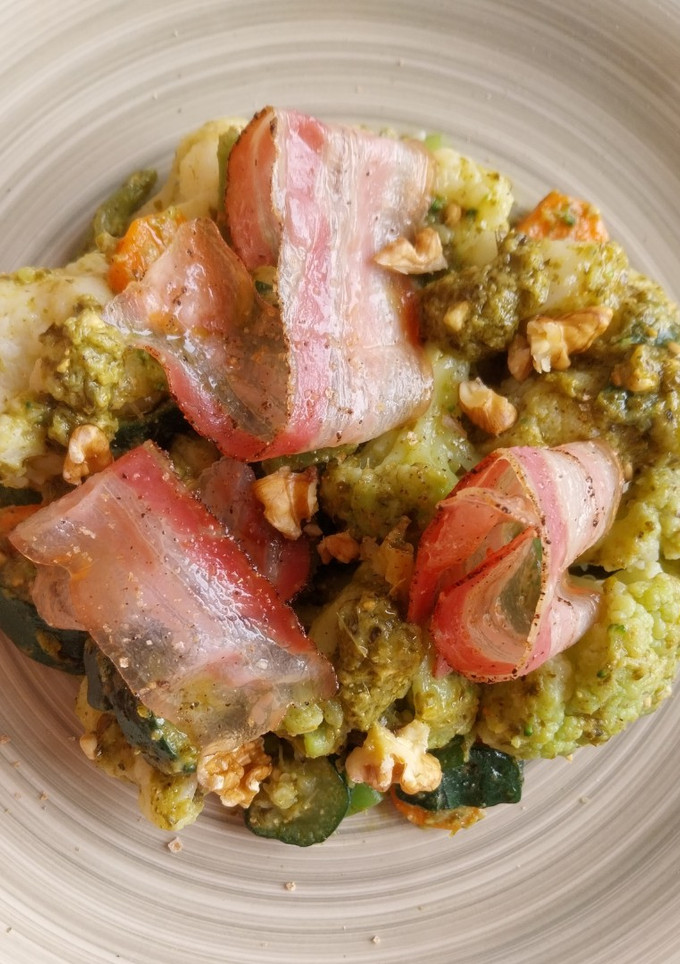 Una foto de Verduras al pesto con panceta curada