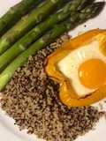 Pimentón con huevos, espárragos y quinoa multicolor