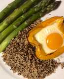 Pimentón con huevos, espárragos y quinoa multicolor