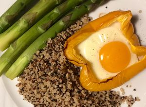 Una foto de Pimentón con huevos, espárragos y quinoa multicolor