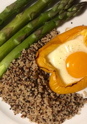 Una foto de Pimentón con huevos, espárragos y quinoa multicolor