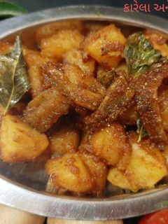 કારેલા અને બટેકા નું શાક રેસીપી મુખ્ય ફોટો