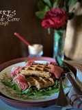 Gaufres de pommes de terre au fromage, sauce au pesto rouge