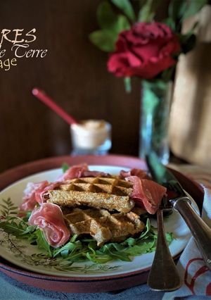 Une photo de Gaufres de pommes de terre au fromage, sauce au pesto rouge
