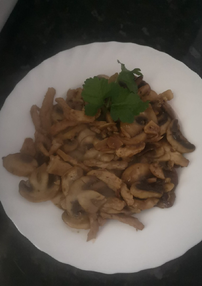 Una foto de Champiñones con tiras de lomo al pimentón