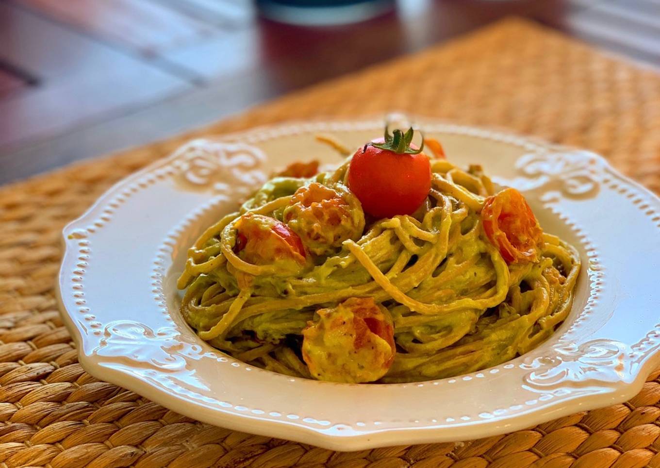 Espaguetis con salsa cremosa de aguacate🥑
