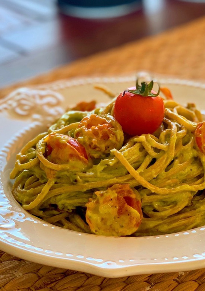 Una foto de Espaguetis con salsa cremosa de aguacate🥑
